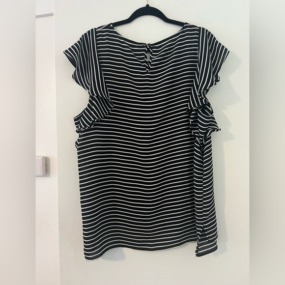 Black and White Striped Women's Top size XL (D-126) - Picture 7 of 10